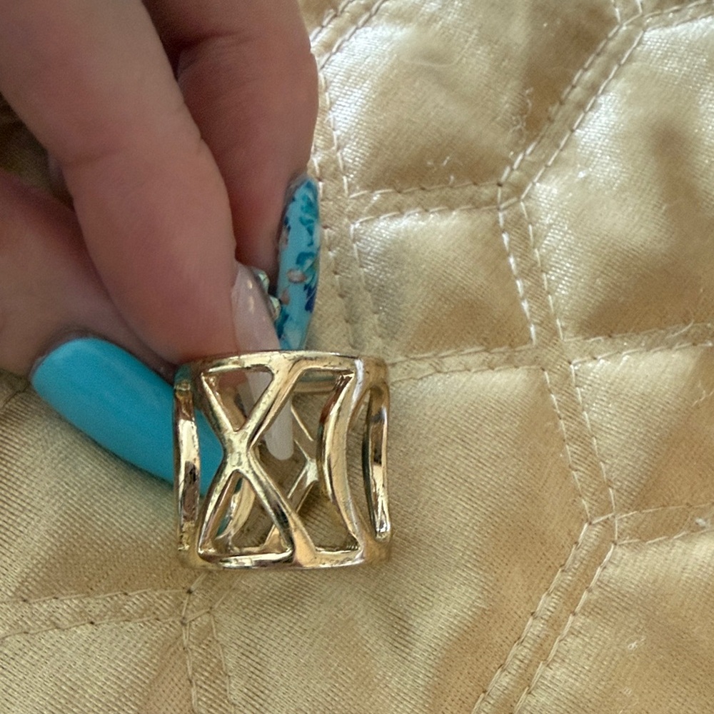 Gold Tone Openwork Wide Fashion Ring - “XOXO” Size 7 - Picture 5 of 7